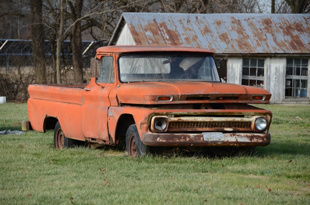 Enclosed auto transport